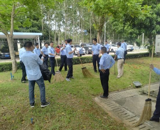 組織開展環(huán)境整治，共建綠色公交家園